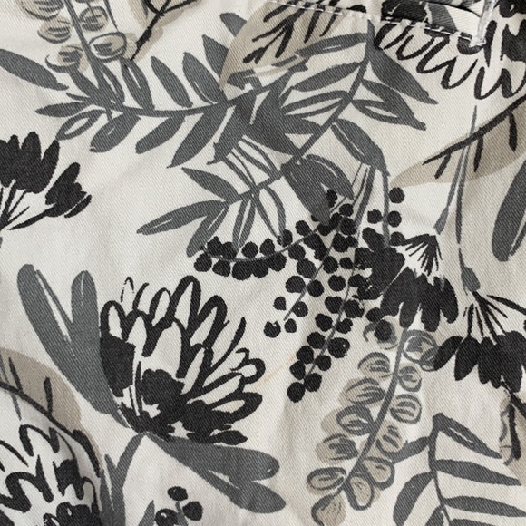 Old Navy Pixie Shorts, white with gray leaves and flowers Size 0 - Picture 5 of 5